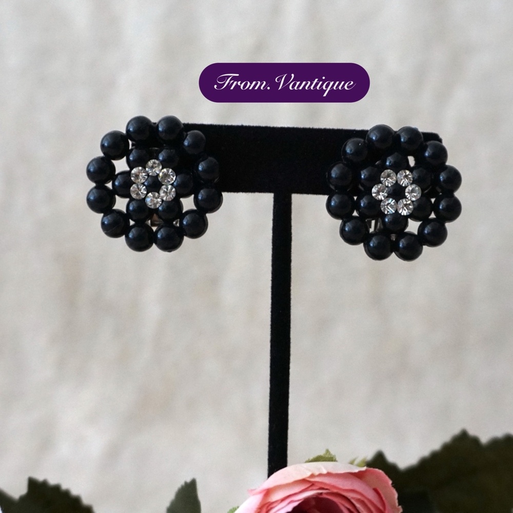 ⚫🌻 VINTAGE Black Beaded Flower with Crystal Earrings (Clip on)👂✨